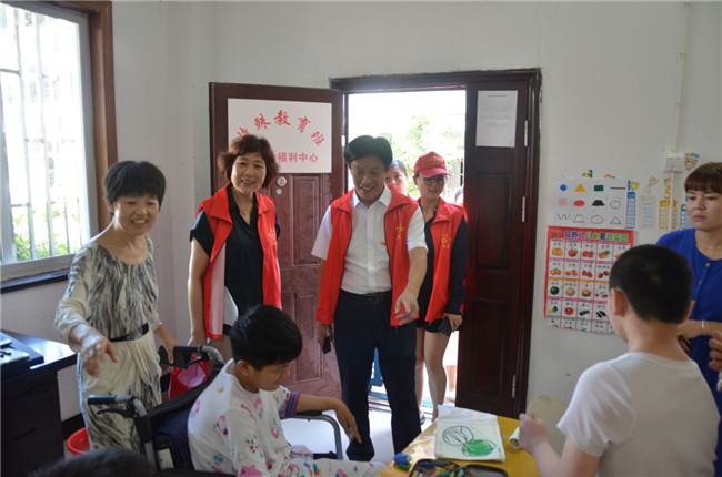 城投集團開展“傳承紅色基因，敬老愛幼先行” 現(xiàn)場獻愛心活動