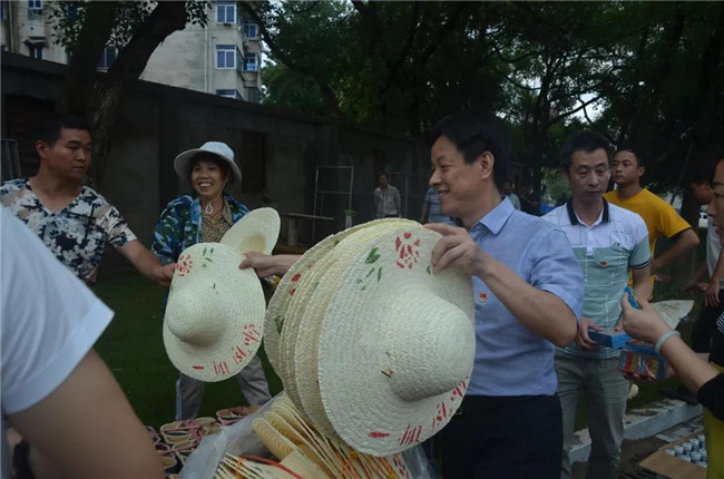 炎炎夏日送清涼，點滴關(guān)懷暖人心——城投集團各黨支部開展“送清涼”慰問一線員工活動