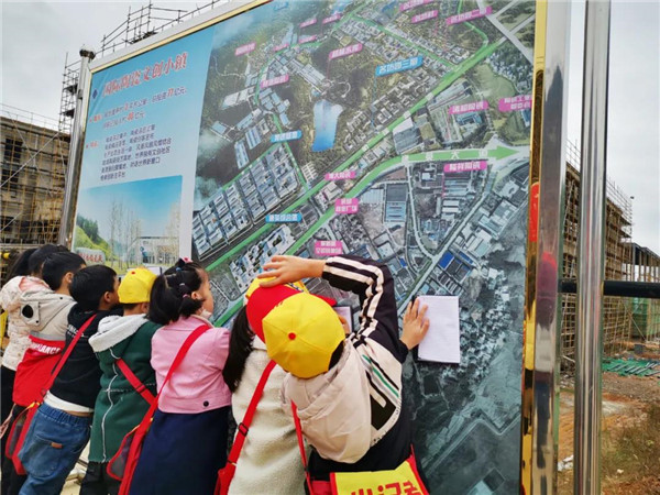 “千人市民觀察團(tuán)”走進(jìn)城投集團(tuán)龍山湖公園、陶瓷產(chǎn)業(yè)加速基地等項(xiàng)目
