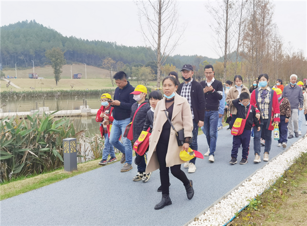 “千人市民觀察團(tuán)”走進(jìn)城投集團(tuán)龍山湖公園、陶瓷產(chǎn)業(yè)加速基地等項(xiàng)目