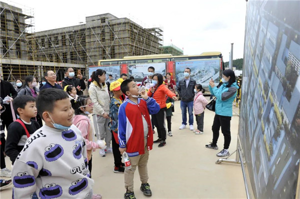 “千人市民觀察團(tuán)”走進(jìn)城投集團(tuán)龍山湖公園、陶瓷產(chǎn)業(yè)加速基地等項(xiàng)目
