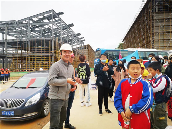 “千人市民觀察團(tuán)”走進(jìn)城投集團(tuán)龍山湖公園、陶瓷產(chǎn)業(yè)加速基地等項(xiàng)目