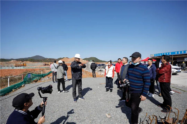 記者節(jié)：媒體聚焦昌南新區(qū)、城投集團重點項目建設(shè)工地