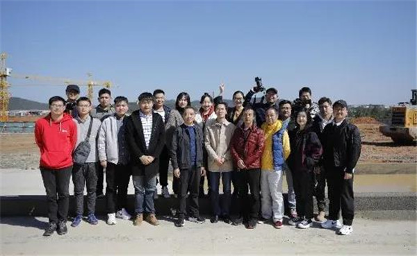 記者節(jié)：媒體聚焦昌南新區(qū)、城投集團重點項目建設(shè)工地