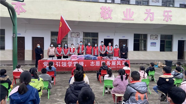 市城投集團(tuán)開(kāi)展“黨建引領(lǐng)學(xué)雷鋒，志愿服務(wù)展風(fēng)采”送溫暖活動(dòng)