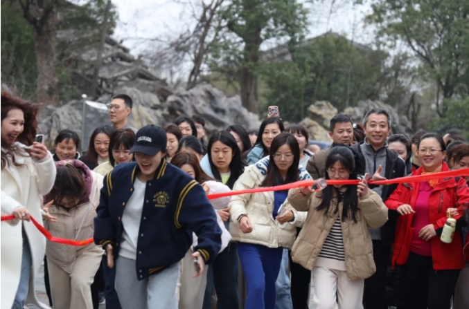 市城投集團開展“團結(jié)一心 拼搏進(jìn)取 奮戰(zhàn)2025”迎新年登山、健步走活動